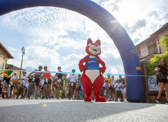 partenza bike con corty la mascotte di fondazione cortina